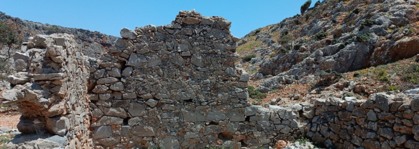 αρχαία στην παραλία Μένιες