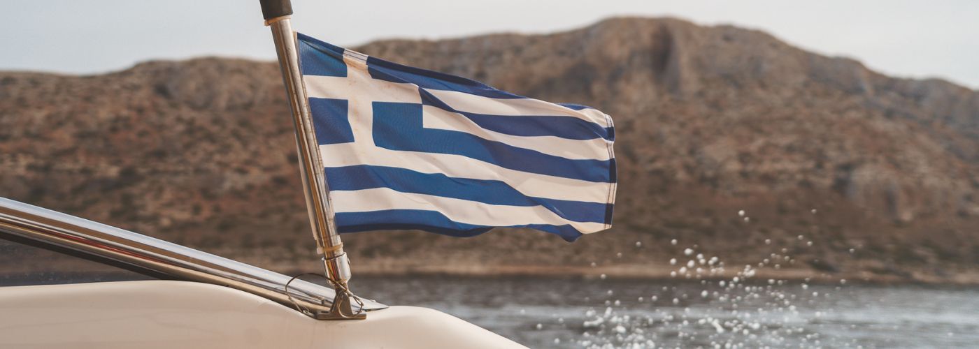 ελληνική σημαία στο νησί Θοδωρού