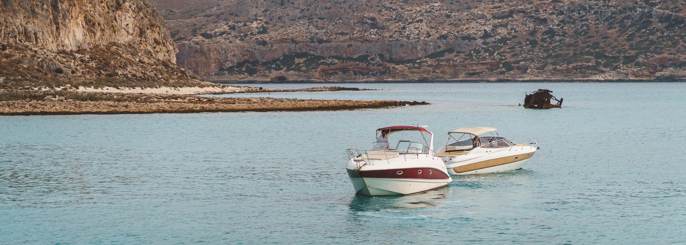 Βάρκα κοντά σε παραλία στα Χανιά