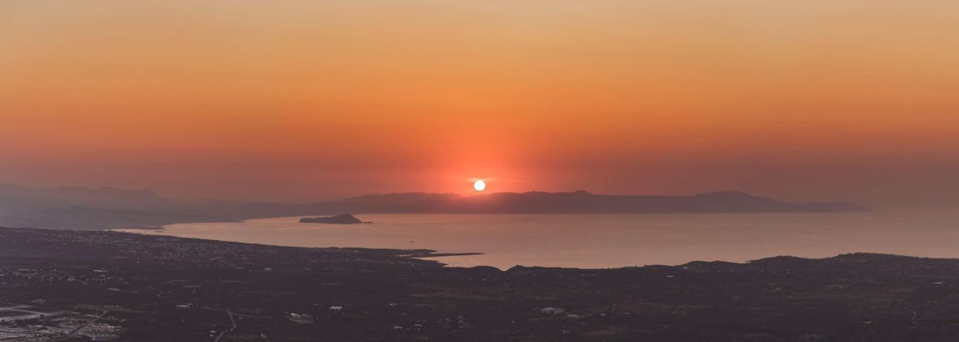 Κρουαζιέρα στο νησί Θοδωρού κατά το ηλιοβασίλεμα 